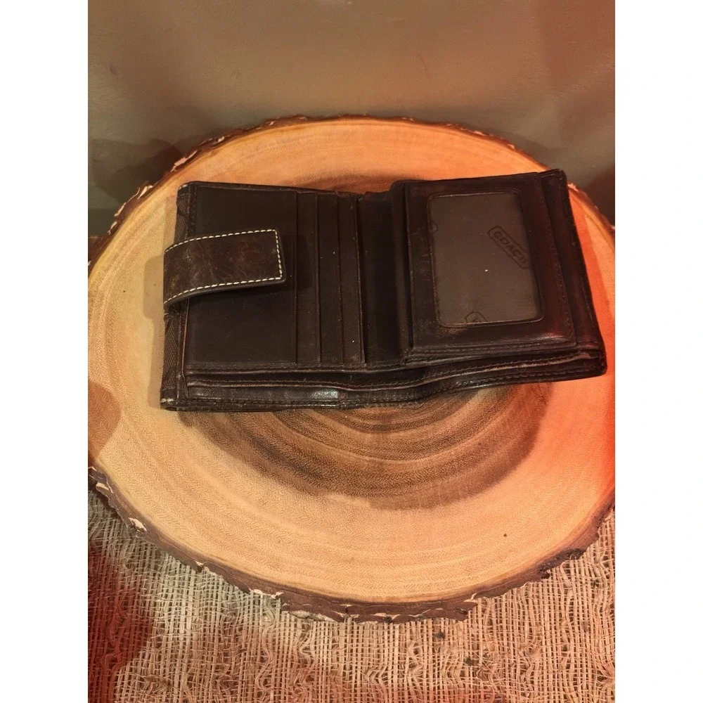 COACH Signature Brown Bi Fold Leather‎ Wallet. Coach Logo